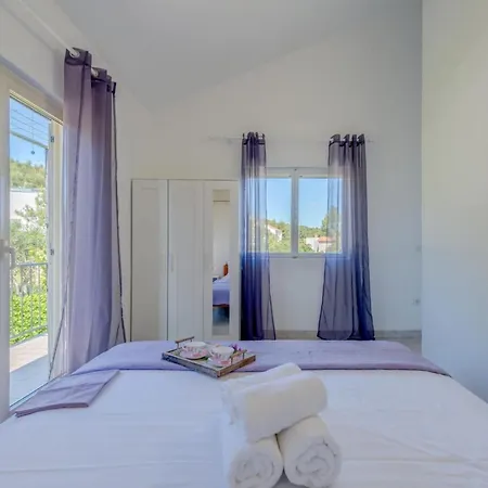 Seaside Getaway With Patio Slatine