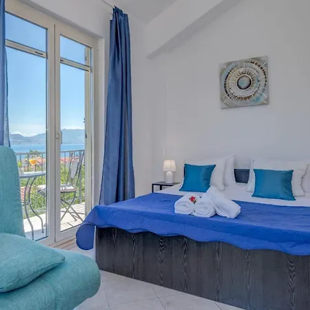 Seaside Getaway With Patio Slatine