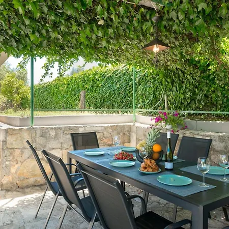 Dom wakacyjny Seaside Getaway With Patio Slatine