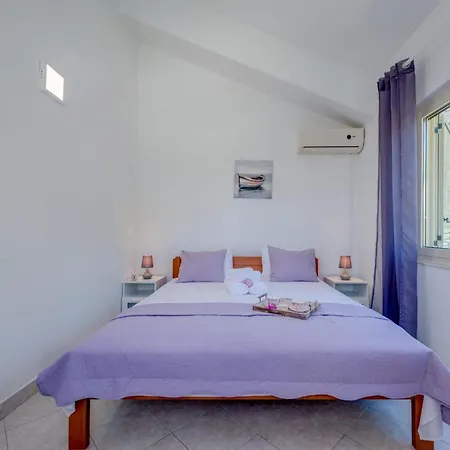 Dom wakacyjny Seaside Getaway With Patio Slatine