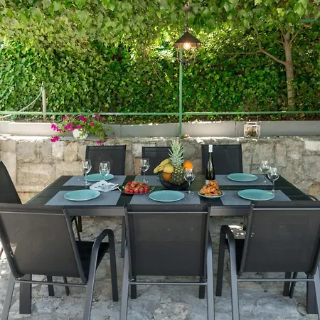 Dom wakacyjny Seaside Getaway With Patio Slatine